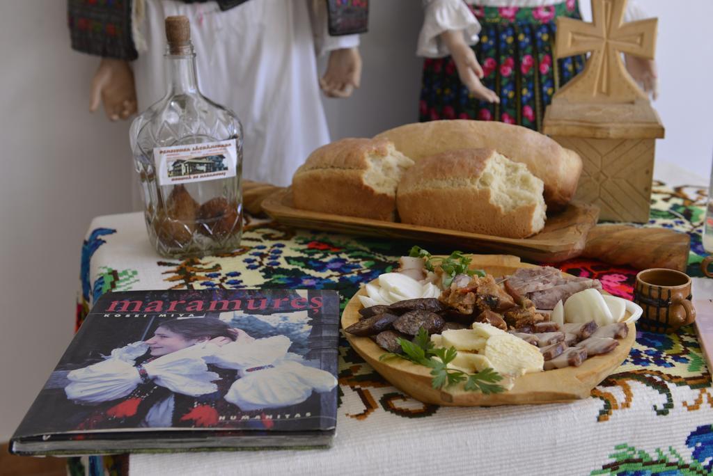 Pensiunea Lacramioara Săcel エクステリア 写真